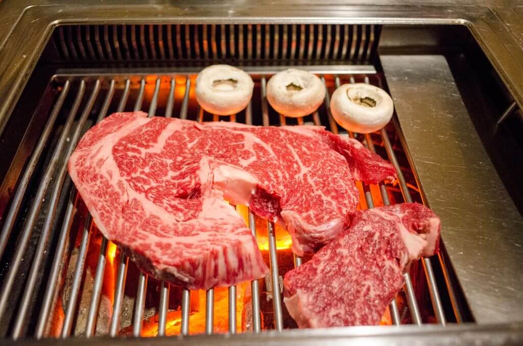 How to Grill Wagyu Steak: Two-Zone Method and Timing