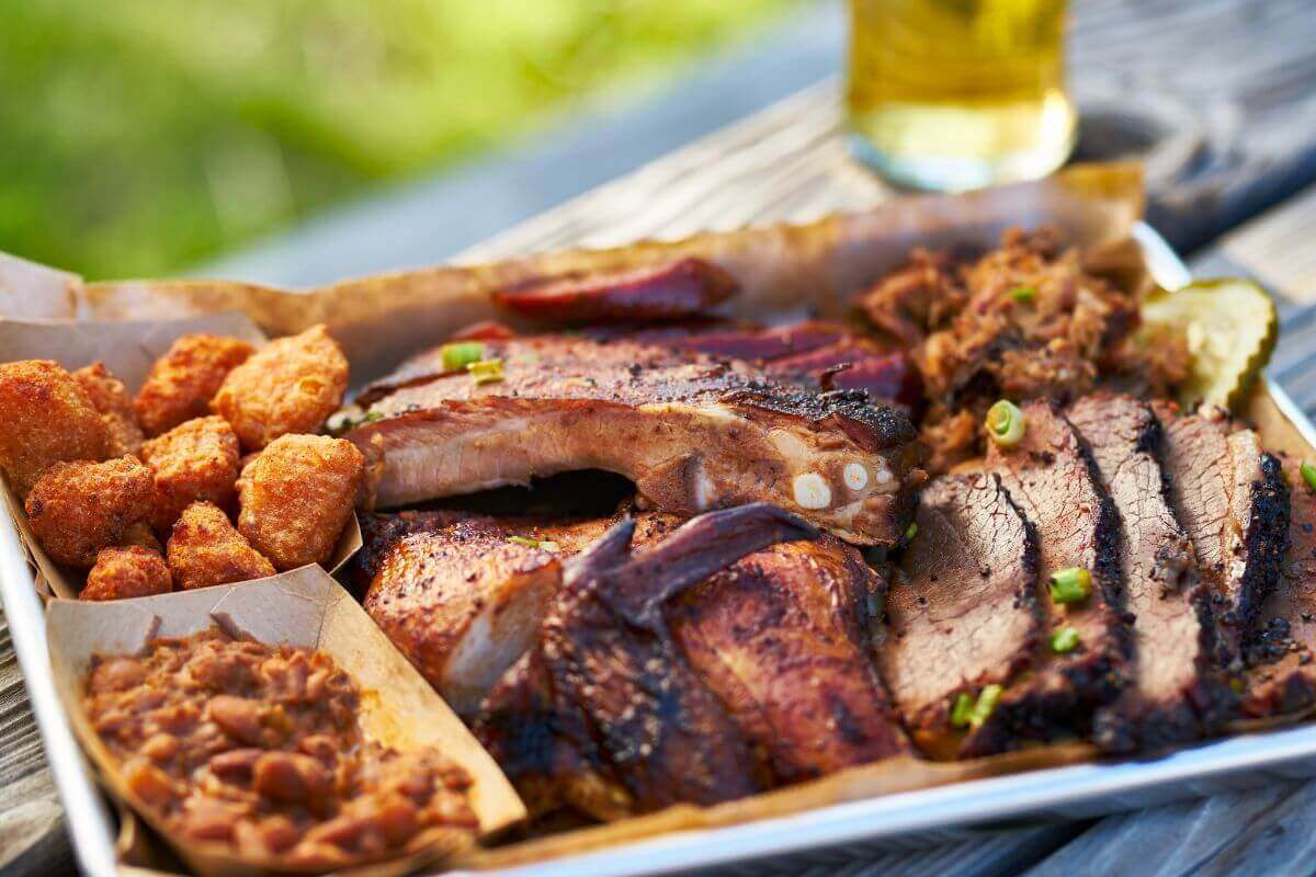 Overview of the differences between smoking and grilling, including methods, temperatures, tools, and best foods for each BBQ cooking style