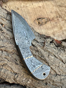 The Texan Knives Handmade Damascus Steel Fixed Blade Pocket Knife features a full tang skinner design with a patterned steel blade and handle, intricate swirling designs, and comes with a leather sheath.